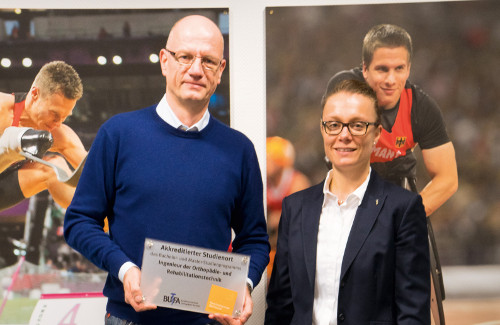 Alf Reuter, Geschäftsführer der OTZ-Lichtenau, nimmt die offizielle Auszeichnung als „Akkreditierter Studienort“ von Dr. Ann-Kathrin Hömme, Leiterin des BUFA-Studiengangs, entgegen. (Foto: Abel) 
